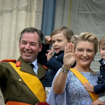 الدوق الأكبر غيوم والدوقة ستيفاني يحملان ابنيهما تشارلز وفرانسوا من شرفة القصر الدوقي الكبير (Grand Duke Guillaume and Duchess Stephanie hold their sons Charles and Francois from the balcony of the Grand Ducal Palace). مصدر الصورة: NICOLAS TUCAT / AFP