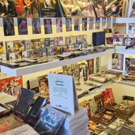 الزُّوَّار يقفون أمام هذا الرُّكن كما لو أنَّهم أمام صندوق ذكريات، يلتقط بعضُهم الصُّور