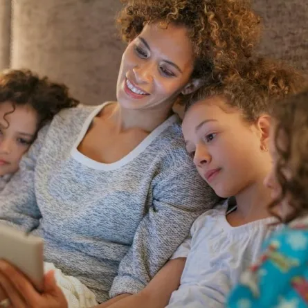 صورة لأم وسط أطفالها