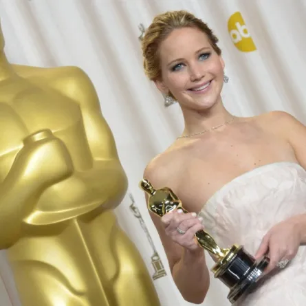 جينيفر لورانس Jennifer Lawrence تتسلم جائزة الأوسكار عام 2023 عن فيلم Silver Linings Playbook  - مصدر الصورة JOE KLAMAR / AFP
