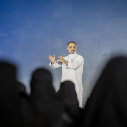 الكاتب وصانع المحتوى الكويتي فارس عاشور خلال حديثه في معرض الكتاب الدولي للكتاب. الصورة من المركز الإعلامي للمعرض