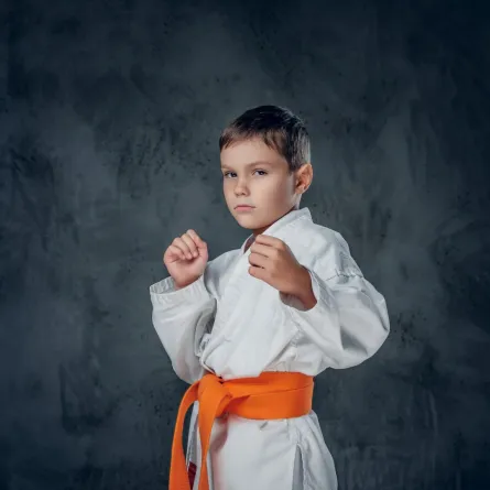 صورة تعبر عن قوة الطفل في الدفاع عن نفسه