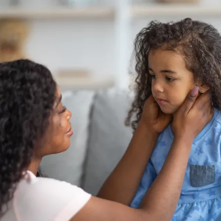 صورة لأم وطفلة غاضبة