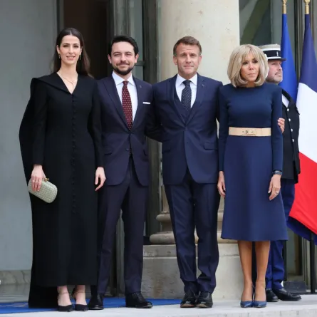 صورة تجمع  ولي عهد الأردن الأمير الحسين بن عبدالله الثاني وزوجته الأميرة رجوة الحسين مع الرئيس الفرنسي إيمانويل ماكرون وزوجته السيدة الأولى بريجيت ماكرون(مصدر الصورة  Ludovic MARIN / AFP)