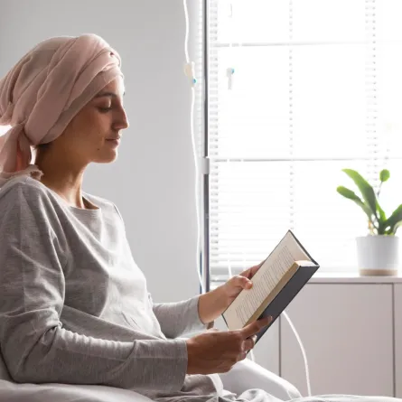 مريضة سرطان الثدي تقرأ كتاب