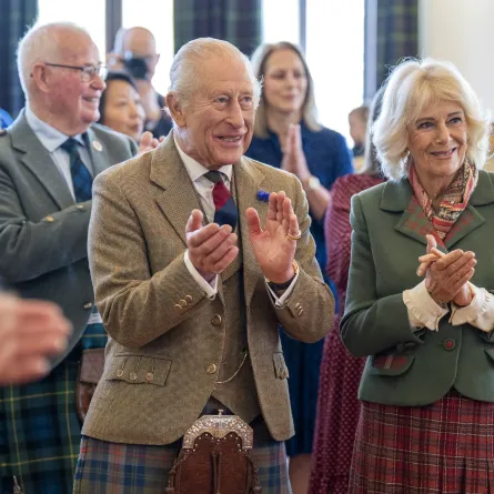 الملك تشارلز والملكة كاميلا خلال زيارتهما قاعة ألبرت هول  Britain's King Charles and Britain's Queen Camilla  applaud as they watch a performance during a visit to The Albert Hall (Photo by Jane Barlow / POOL / AFP)