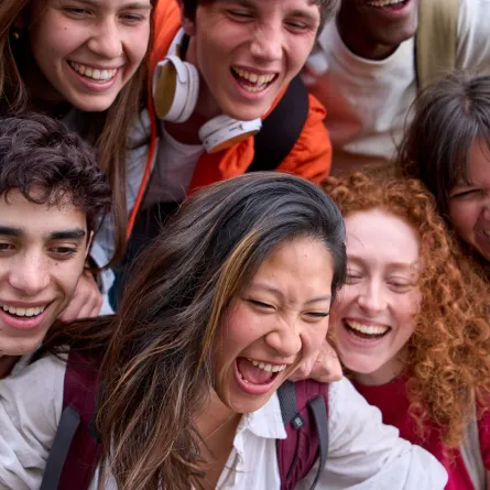 صورة مراهقين يضحكون