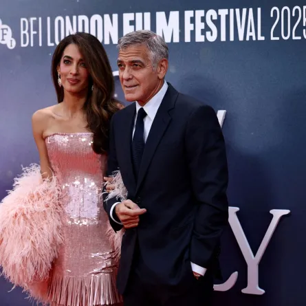 جورج كلوني وأمل كلوني George Clooney with his wife Amal Clooney من مهرجان لندن السينمائي الدولي. مصدر الصورة: HENRY NICHOLLS / AFP