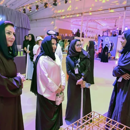 جولة الأميرة نورة بنت محمدو  الشيخة أفراح المبارك الصباح ورنا المرعي لأركان معرض مزولة