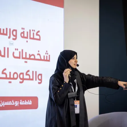  الأستاذة فاطمة بوخمسين خلال تقديمها للورشة. مصدر الصورة المركز الإعلامي للمعرض