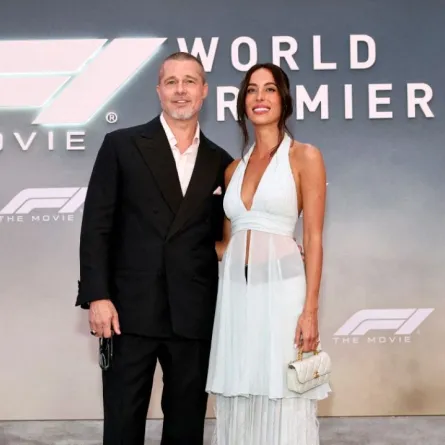 براد بيت Brad Pitt وإينيس دي رامون Ines de Ramon  في العرض العالمي الأول لفيلم F1 - مصدر الصورة: (Dimitrios Kambouris / GETTY IMAGES NORTH AMERICA / Getty Images via AFP)