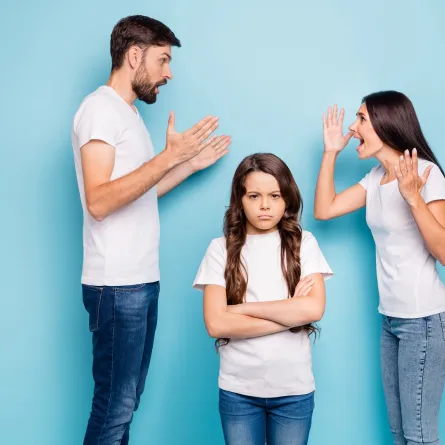 صورة لطفلة مع والديها