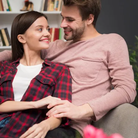 زوجة تجلس وتستند بظهرها على صدر زوجها 