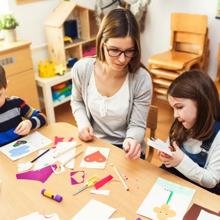 صورة لأم مع أطفالها