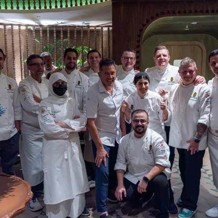 ستة من الطهاة العالميين الحائزين على نجوم ميشلان مع ستة من نخبة الطهاة السعوديين