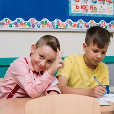 صورة تعبر عن أطفال يتسابقون