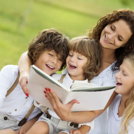 صورة الأم تقرأ القصص لأطفالها