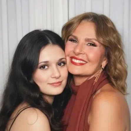 يسرا مع صورتها بمرحلة الشباب باستخدام الذكاء الاصطناعي - الصورة من حساب يسرا على الفيس بوك