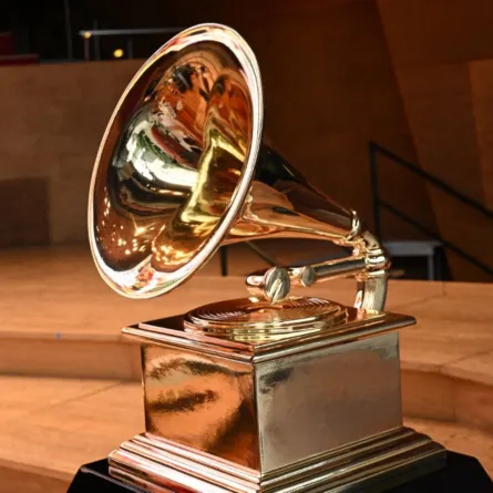 شعار غرامي (Grammy logo). مصدر الصورة: GABRIEL BOUYS / AFP