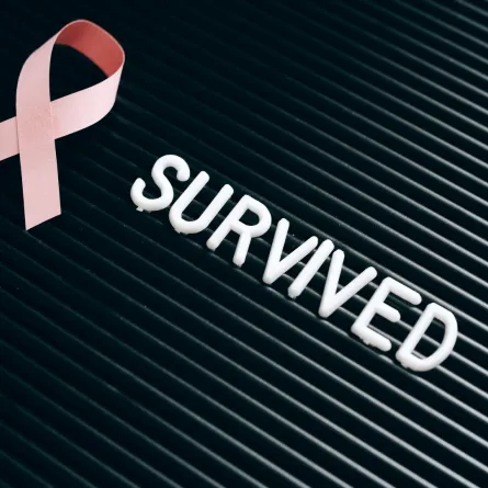 عبارة ناجية من سرطان الثدي مع الشريط الوردي الأيقوني لسرطان الثدي