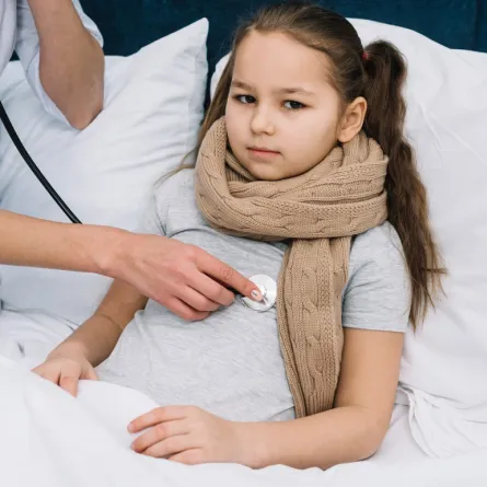 صورة لطفلة وطبيب