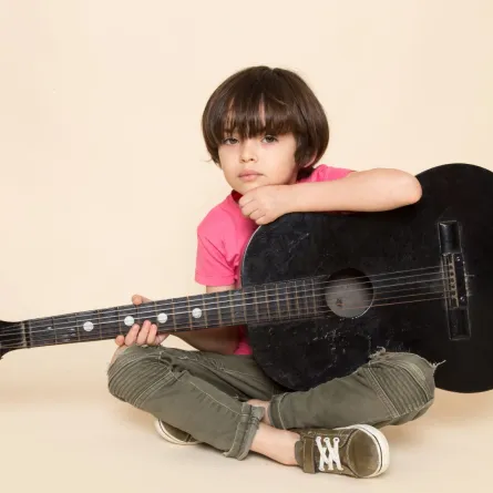 صورة طفل موهوب في الموسيقى