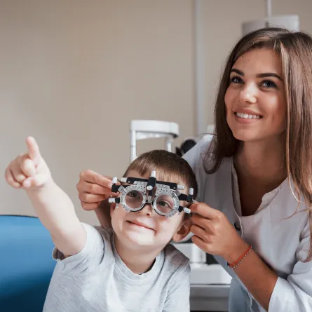 صورة لطبيبة تفحص طفلاً