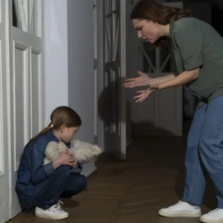 صورة لأحد صور العقاب السيئ للطفل