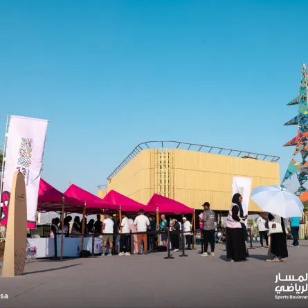 مسيرة للتوعية بسرطان الثدي بالرياض في المسار الرياضي. الصورة من الحساب الرسمي للمسار الرياضي على منصة x