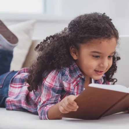 صورة فتاة تقرأ