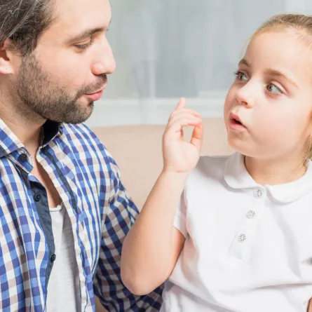 صورة تعبر عن طفلة ذكية اجتماعيا