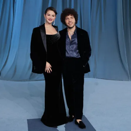 سيلينا غوميز وبيني بلانكو يحضران حفل متحف الأكاديمية (Selena Gomez and Benny Blanco attend the Academy Museum Gala). مصدر الصورة: VALERIE MACON / AFP