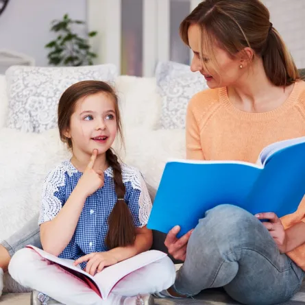 صورة لأم وطفلتها يتناقشان