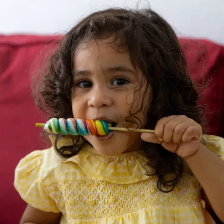 صورة طفلة تتناول الكاندي
