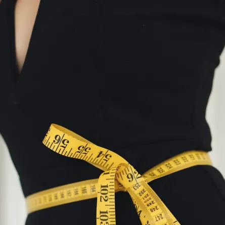 امرأة تُقيس محيط خصرها- المصدر: pexels-polina-tankilevitch