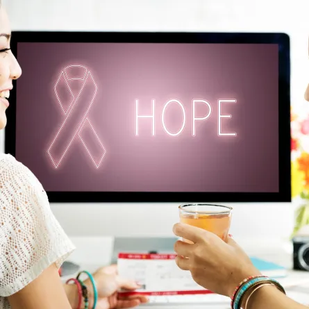 رحلة أمل تجربتي في مواجهة سرطان الثدي Image By Freepik