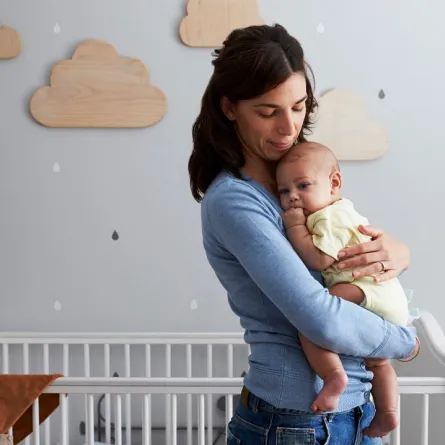 صورة لأم تحمل رضيعها ليلاً