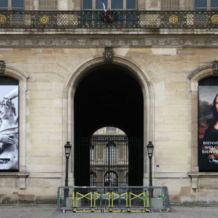 متحف اللوفر بباريس