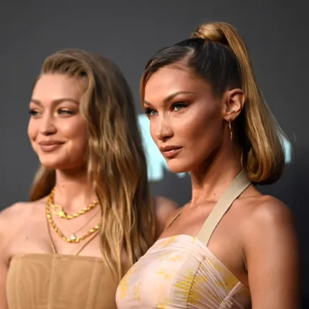 جيجي حديد وبيلا حديد في مركز برودنشيال في نيوارك، نيوجيرسي (Gigi Hadid and Bella Hadid at the Prudential Center in Newark, New Jersey). مصدر الصورة: Johannes EISELE / AFP