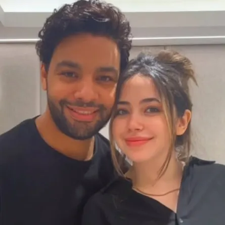 أحمد جمال وخطيبته- الصورة من حسابه على إنستغرام