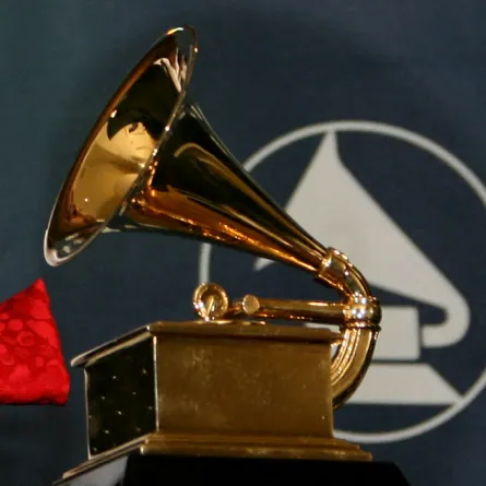 شعار غرامي (Grammy logo). مصدر الصورة: GABRIEL BOUYS / AFP