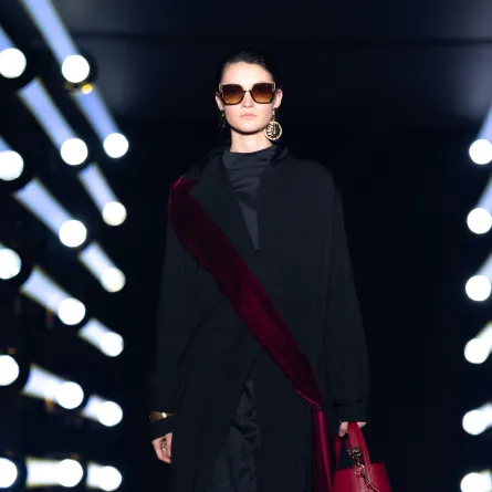 نظارة شمسية من قرمز - الصورة من المكتب الإعلامي لأسبوع الأزياء في الرياض