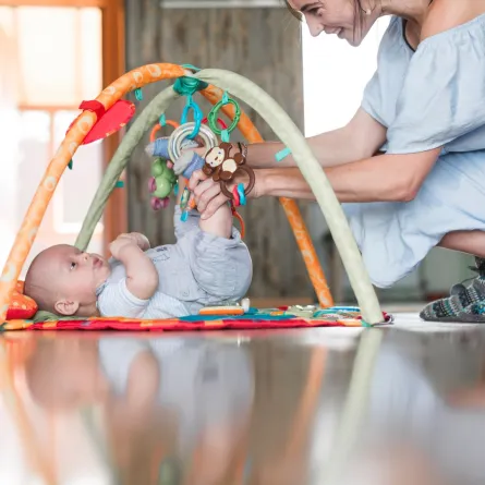 صورة لأم تختبر الجهاز العصبي للمولود