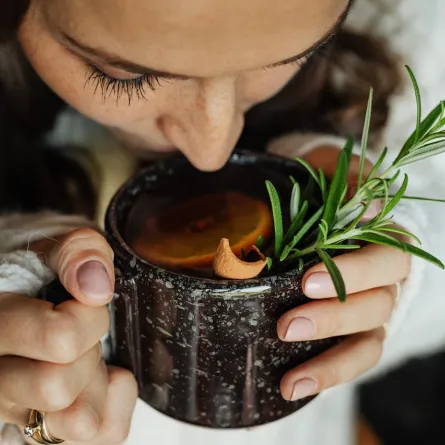 امرأة تشرب شاي الأعشاب- المصدر: pexels-karola-g