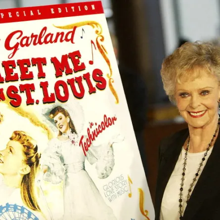 جون لوكهارت في لوس أنجلوس (  June Lockhart in los angeles). مصدر الصورة: Kevin Winter / Getty Images North America / Getty Images via AFP