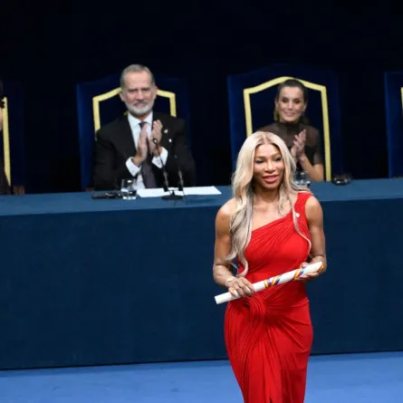 سيرينا ويليامز تتسلم جائزة أميرة أستورياس للرياضة (Serena Williams receives the Princess of Asturias Award for Sports). مصدر الصورة: Miguel RIOPA / AFP