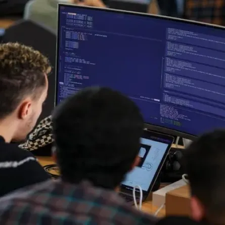 مسابقة دوري أبوظبي للسباقات المستقلة والمسيّرة. الصورة من مكتب أبوظبي الإعلامي