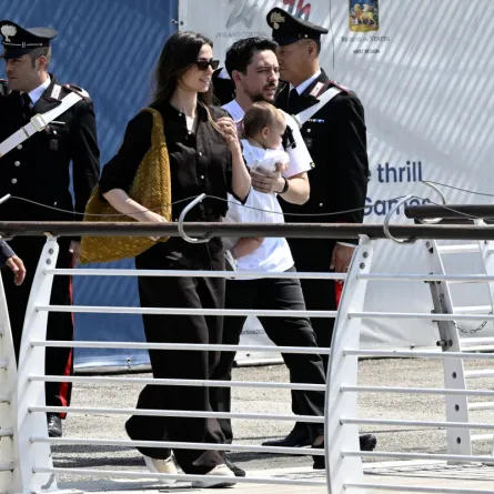 الأميرة رجوة الحسين مع زوجها ولي عهد الأردن الأمير الحسين بن عبد الله الثاني وابنتهما الأميرة إيمان- (مصدر الصورة ANDREA PATTARO / AFP)