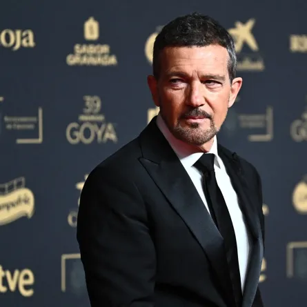 أنطونيو بانديراس في غرناطة، جنوب إسبانيا (Antonio Banderas in Granada, southern Spain). مصدر الصورة: JORGE GUERRERO / AFP