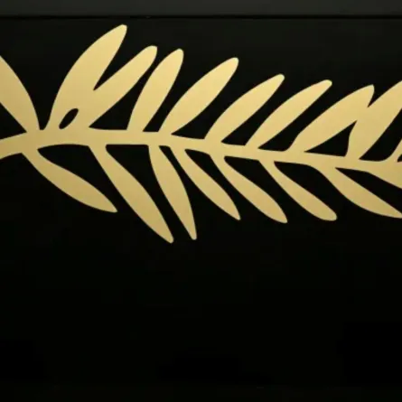 شعار مهرجان كان في سينما UGC Montparnasse في باريس (festival logo at the UGC Montparnasse cinema in Paris). مصدر الصورة: Bertrand GUAY / AFP